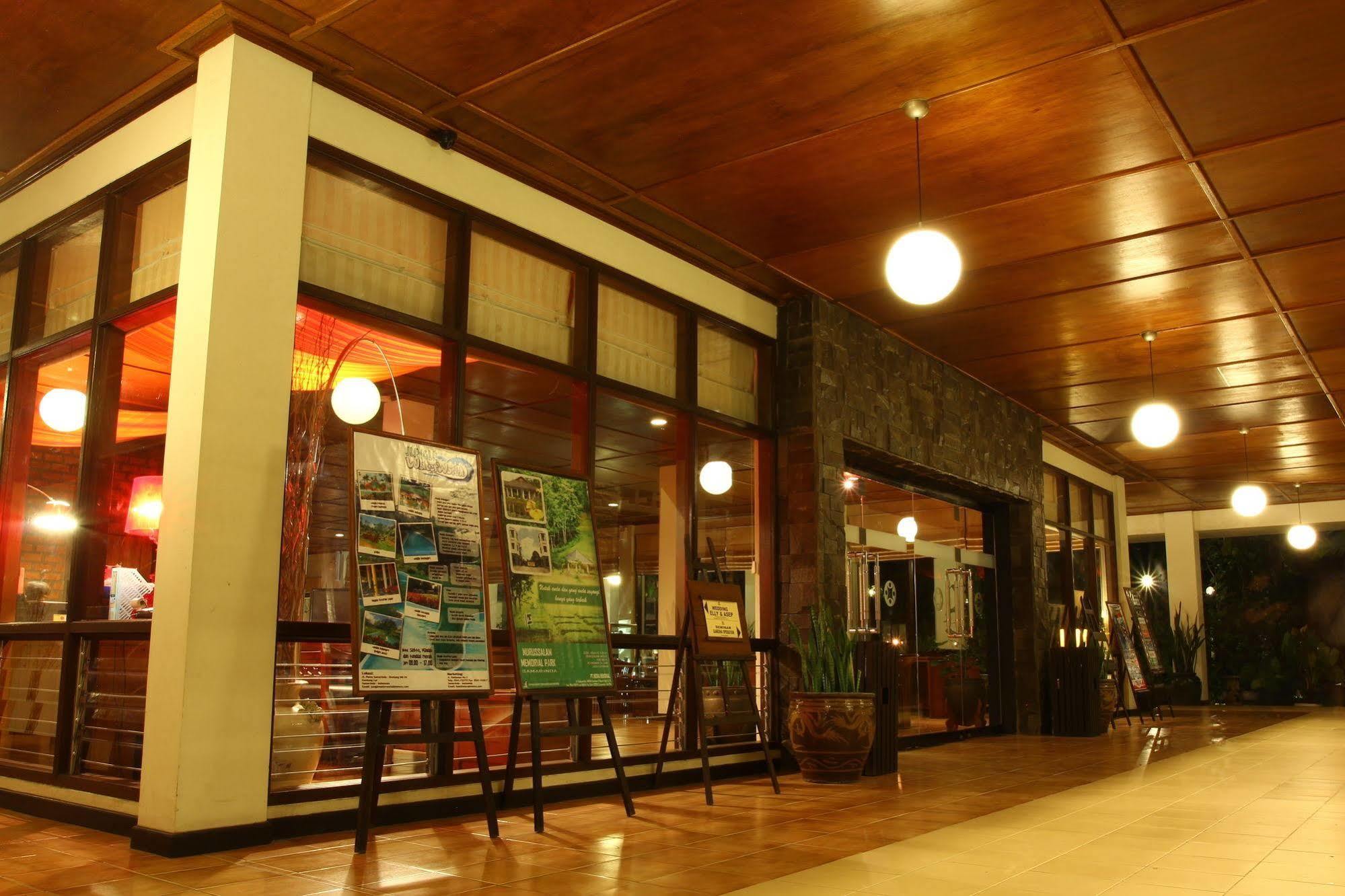 Mesra Business & Resort Hotel Samarinda Kültér fotó